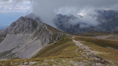 İtalya 'nın Abruzzo bölgesindeki bulutlu Monte Aquila tepesinden güzel bir manzara.