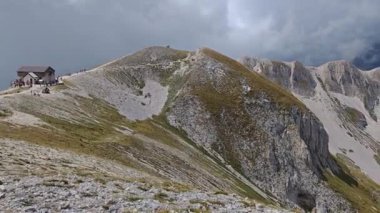 Monte Limanı, İtalya - 22 Ağustos 2024: Portella Dağı 'nın tepesindeki ünlü Duca degli Abruzzi sığınağı, Gran Sasso Massif, Abruzzo bölgesi, İtalya
