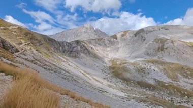 Corno Grande ve Aquila Dağı 'na giden yolun panoramik manzarası, Gran Sasso d' Italia, Abruzzo bölgesi