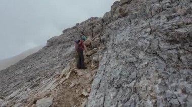 GRAN SASSO, İtalya - 22 AĞUSTOS 2024: Corno Grande 'nin Vetta Occidentale' sine uzanan yüksek yol, 2912 metre Abruzzo bölgesinde, Cresta Ovest 'in Via delle Creste Creste' i