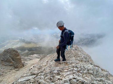 Granan SASSO, İtalya - 22 Ağustos 2024: Corno Grande 'nin dağ zirvesinin manzarası. Özellikle burada, Gran Sasso 'nun armasında bir dağcı var.