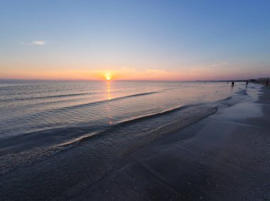 Senigallia 'nın ünlü plajının panoramik manzarası yaz mevsiminin doğuşunda, Marche Bölgesi, İtalya