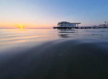 Gündoğumunda Senigallia 'daki ünlü Rotonda A Mare sahil beldesinin panoramik manzarası, Marche bölgesi, İtalya