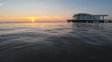 Gün doğumunda Senigallia 'daki ünlü Rotonda A Mare sahil beldesinin manzarası, Marche Bölgesi, İtalya