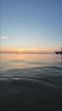İtalya, Marche, Senigallia plajı - Senigallia sahilindeki modernist yuvarlak beyaz bina güneş doğarken 