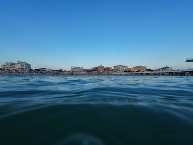 SENIGALLIA, ITALY - 25 AĞUSTOS 2024: Senigallia şehrinin yaz mevsiminin erken saatlerinde panoramik manzarası, Marche bölgesi, İtalya