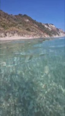 Conero doğal parkındaki Mezzavalle sahilinin manzarası dramatik sahil kayalığı adriyatik deniz İtalya turkuaz şeffaf su