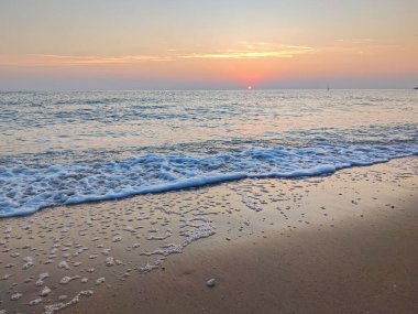 Gündoğumu manzarası Conero doğal parkı dramatik sahil burnu kayalık kayalık adriyatik deniz güzel gökyüzü renkli ufuk, turizm merkezi İtalya