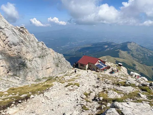 stock image GRAN SASSO D'iTALIA, ITALY - AUGUST 31, 2024: Panoramic view of the famous Rifugio Franchetti in the massif of Gran Sasso, Abruzzo region, Italy