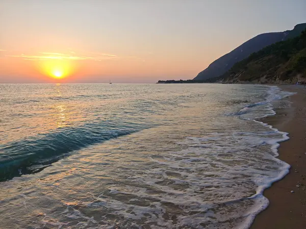 İtalya 'nın Marche bölgesindeki Monte Conero parkında şaşırtıcı bir gün doğumu.