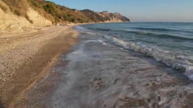 İtalya 'nın Mezzavalle, Marche bölgesinin vahşi ve güzel sahillerinde yürüyorum.