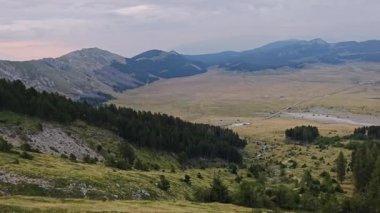İtalya 'nın Abruzzo bölgesinde yaz mevsimi boyunca Campo Imperatore' un panoramik manzarası