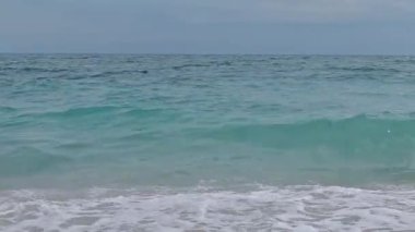 Sassi Neri sahilindeki dalgalar, Riviera del Conero, Marche bölgesi, İtalya