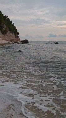 Yaz mevsiminin erken saatlerinde Sassi Neri sahilinin güzel manzarası, Riviera del Conero, Marche bölgesi, İtalya