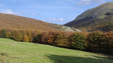 İtalya 'nın Umbria bölgesindeki Monte Cucco' nun sonbahar manzarası