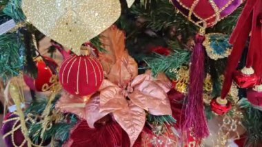 Kırmızı süslemeli Noel ağacını kapat