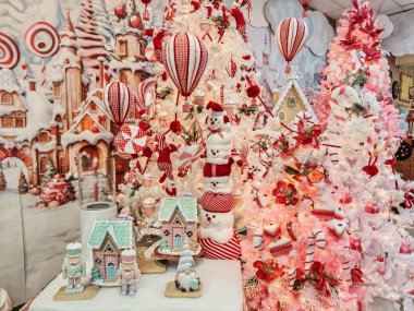 TERNI, İtalya - 21 Ekim 2024: Umbria, İtalya 'da süslemeli Büyülü Noel Dükkanı