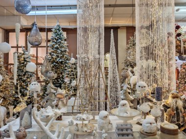 TERNI, İtalya - 21 Ekim 2024: Terni, Umbria 'da birçok noel süslemesi, baykuş ve noel ağacı bulunan dükkan