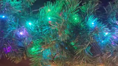 Geleneksel Noel ağacında renkli ışıklar