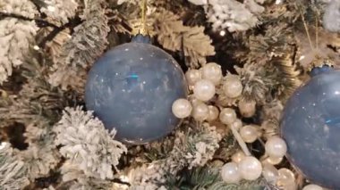 Mavi bir noel balosu ve Noel ağacının diğer süslemelerini kapat