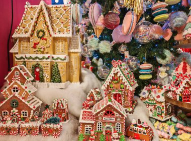 SANT 'ELPIDIO A MARE, ITALY - 12 Kasım 2024: Sant' Elpidio a Mare 'deki Noel dükkanının içindeki zencefilli kurabiye evleri ve dekorasyonlar