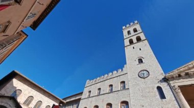 Assisi, Umbria, İtalya - Torre del Popolo ve Meydan Meydanı 'ndaki Minerva Tapınağı