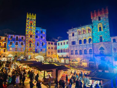 AREZZZO, İtalya - 17 Kasım 2024 Tuscany, İtalya 'daki Arezzo ana meydanındaki geleneksel tyrolean noel pazarı