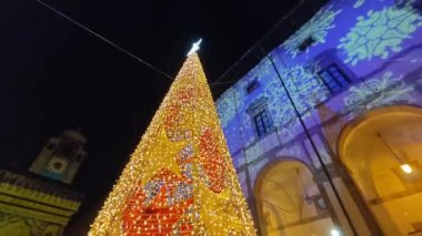 Arezzo Piazza Grande 'de (ana meydan) büyük bir noel ağacı kış mevsiminde, Toskana, İtalya