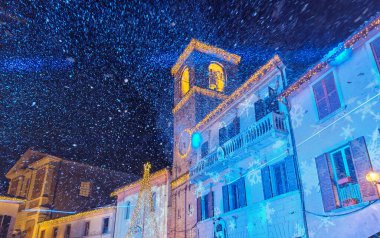 İtalya 'nın Marche bölgesinde kış aylarında Mombaroccio Ortaçağ köyünün ana meydanının manzarası