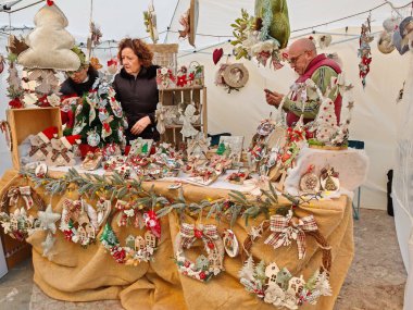 Heceleme, İtalya - 29 Kasım 2024: İtalya 'nın Umbria kentindeki Spello şehrinin orta çağ merkezinde el yapımı eşyalarla güzel bir noel pazarı