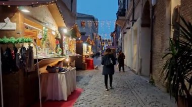 FANO, İtalya - 6 Aralık 2024 Fano şehrinin eski caddesi, Marche bölgesindeki Noel pazarında yürüyüş
