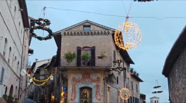 İtalya, Umbria 'da Noel zamanı Assisi' nin resim gibi eski bir sokağı
