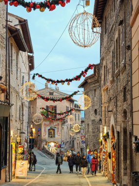 ASSISI, İTALYA 10 ARALIK 2024: sihirli atmosfer Assisi 'nin tarihi ara sokağında Noel zamanı, Umbria bölgesi, İtalya