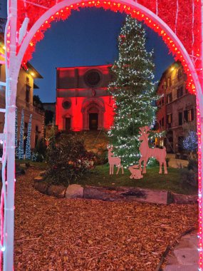 Dev Noel ağacı ve süslemelerle Todi Bazilikası 'nın harika manzarası, Umbria bölgesi, İtalya