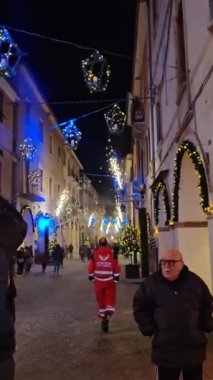 FOSSOMBRON, İtalya - 16 Aralık 2024: Marche bölgesindeki tarihi Fossombrone Merkezi