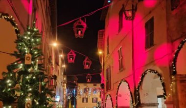 Fossombrone 'un tarihi merkezinde güzel noel süslemeleri, Marche bölgesi, İtalya