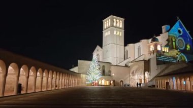 ASSISI, İtalya - 18 Aralık 2024: Assisi 'deki ünlü Aziz Francis Bazilikası' nın Noel zamanı, Umbria Bölgesi, İtalya