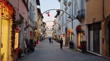 SPOLETO, İtalya - 17 Aralık 2024 'te Spoleto' da eski bir cadde Noel zamanı, Umbria bölgesi, İtalya