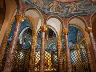 İtalya 'nın Umbria bölgesindeki Cascia şehrinin merkezindeki Santa Rita Sığınağı' nın harika iç mekanı.