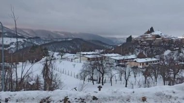 İtalya 'da karla kaplı Marche dağ köyü manzarası
