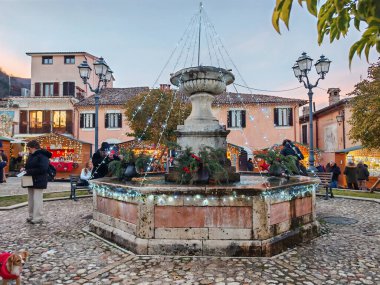 GRECCIO, İtalya - 4 Ocak 2025: Günbatımında Greccio 'nun ana meydanında geleneksel noel pazarı, Lazio bölgesi, İtalya