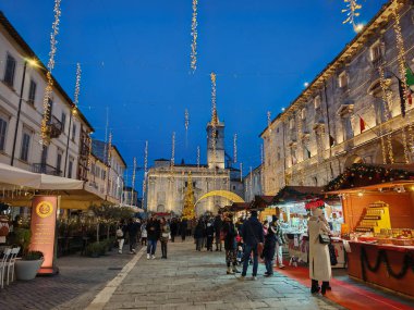 ASCOLI PICENO, İtalya - 5 Ocak 2025: PIazza Arringo 'da geleneksel noel pazarı Ascoli Piceno, Marche bölgesi, İtalya