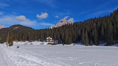 Kış döneminde ünlü Misurina Gölü 'nün muhteşem güneşli manzarası. Konum: Misurina Gölü, Dolomiti Alpleri, Belluno ili, İtalya, Avrupa