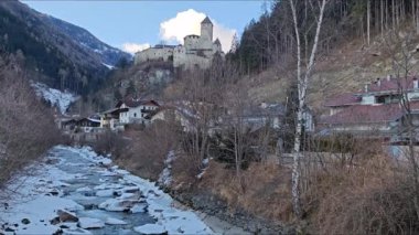 Campo Tures 'teki Taufers Kalesi. Valle Aurina Brunico yakınlarında, Güney Tyrol, İtalya