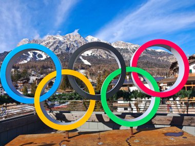 Cortina d Ampezzo 'daki Olimpiyat yüzükleri güzel dolomitlere karşı, Veneto, İtalya