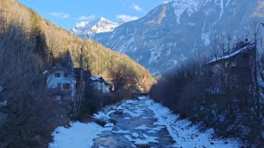 Campo Tures 'te kış mevsiminde Alp Nehri' nin panoramik manzarası, Valle Aurina, Alto Adige, İtalya