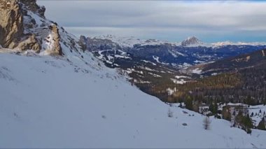 Val Badia, Alto Adige, İtalya 'da karla kaplı dolomitlerin panoramik görüntüsü