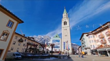 CORTINA D 'AMPEZZZO, İTALYA - 23 HAZİRAN 2025: Veneto, İtalya' daki Cartina d 'Ampezzo katedrali ve ana meydanın manzarası