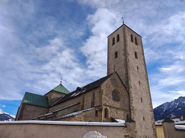 Bitişik mezarlığı olan San Candido Kolej Kilisesi manzarası. Güney Tyrol, İtalya