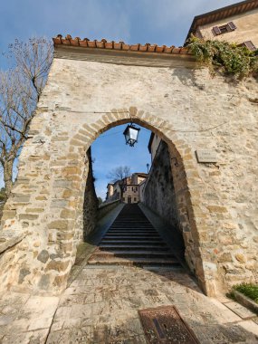 İtalya, Umbria, Montone tipik şehir ortaçağ sokağı